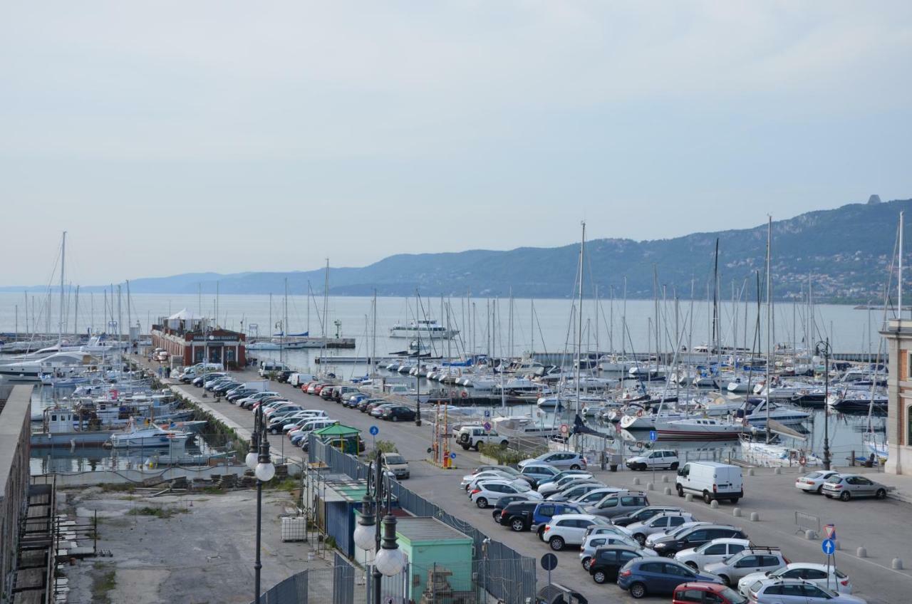 Piazza Venezia Le Camere Trieste Exterior photo